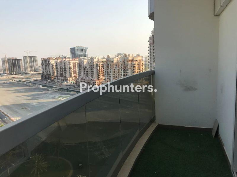 Corner unit | Vacant | Spacious